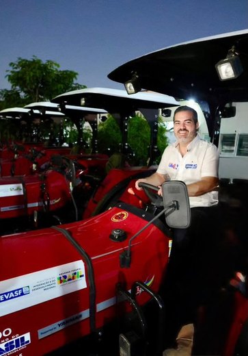 Prefeito Nicollas anuncia novo trator para agricultura familiar de Atalaia
