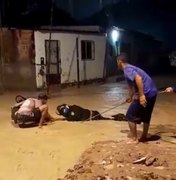 Motociclista tenta atravessar rua alagada e fica preso em buraco no Jacintinho