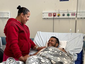 Homem trans realiza cirurgia retirada de seios através do SUS, em Maceió