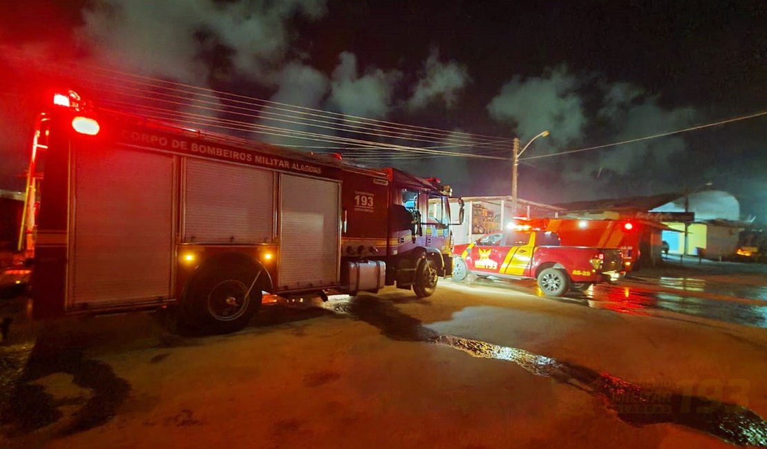 Bombeiros apagam incêndio em São Miguel dos Campos
