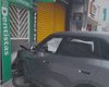 Carro perde o controle e invade clínica odontológica no Centro de Arapiraca