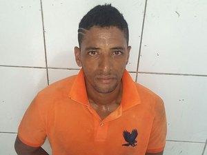 Homem assalta estudantes e é preso após ser acuado por populares 