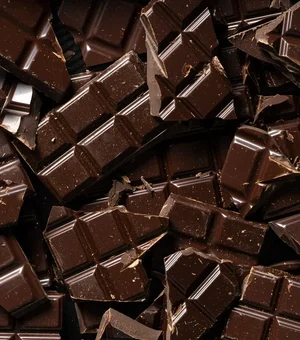 Sexo com chocolate? Confira riscos de incluir o doce na transa