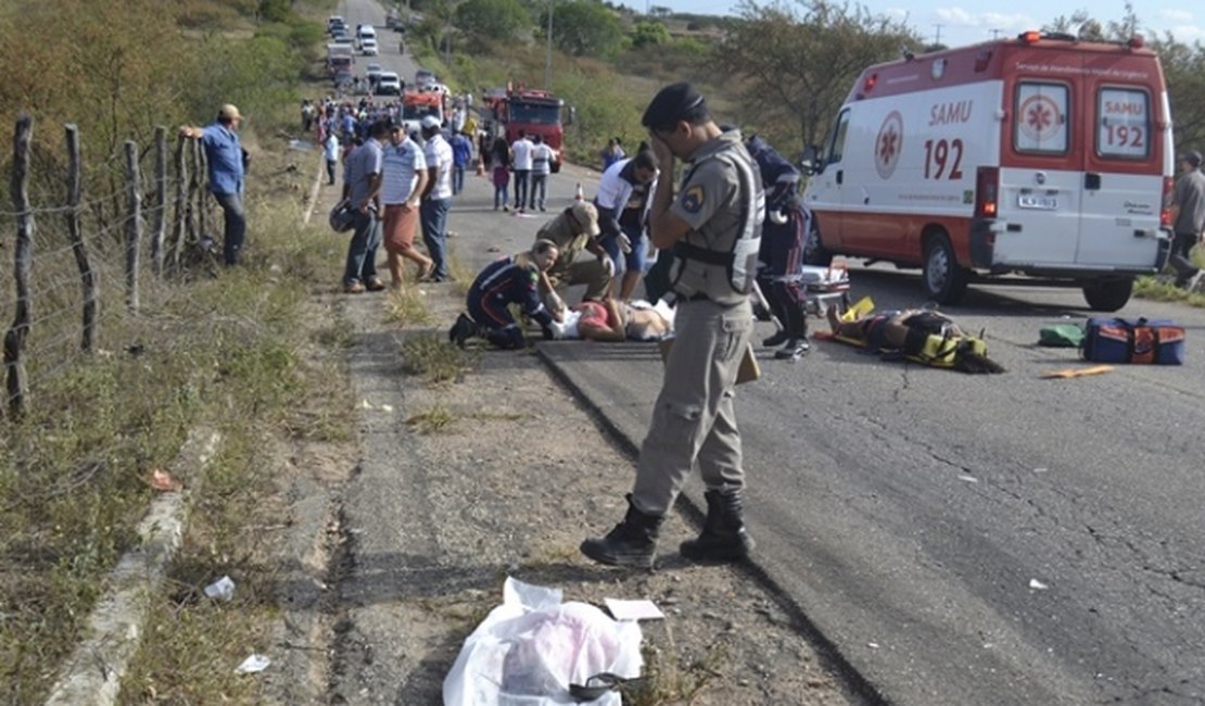 AL-130: acidente no Sertão deixa um bebê morto e 14 pessoas feridas