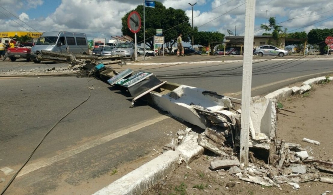 Motorista se descuida e retroescavadeira derruba poste em trecho da AL-220