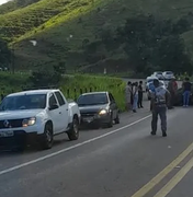 Carro capota após motorista perder o controle da direção na BR 316, em Maribondo