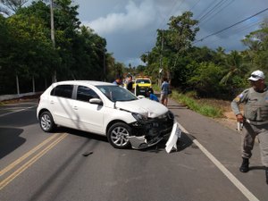Acidente entre carro e moto deixa idoso ferido em Maceió