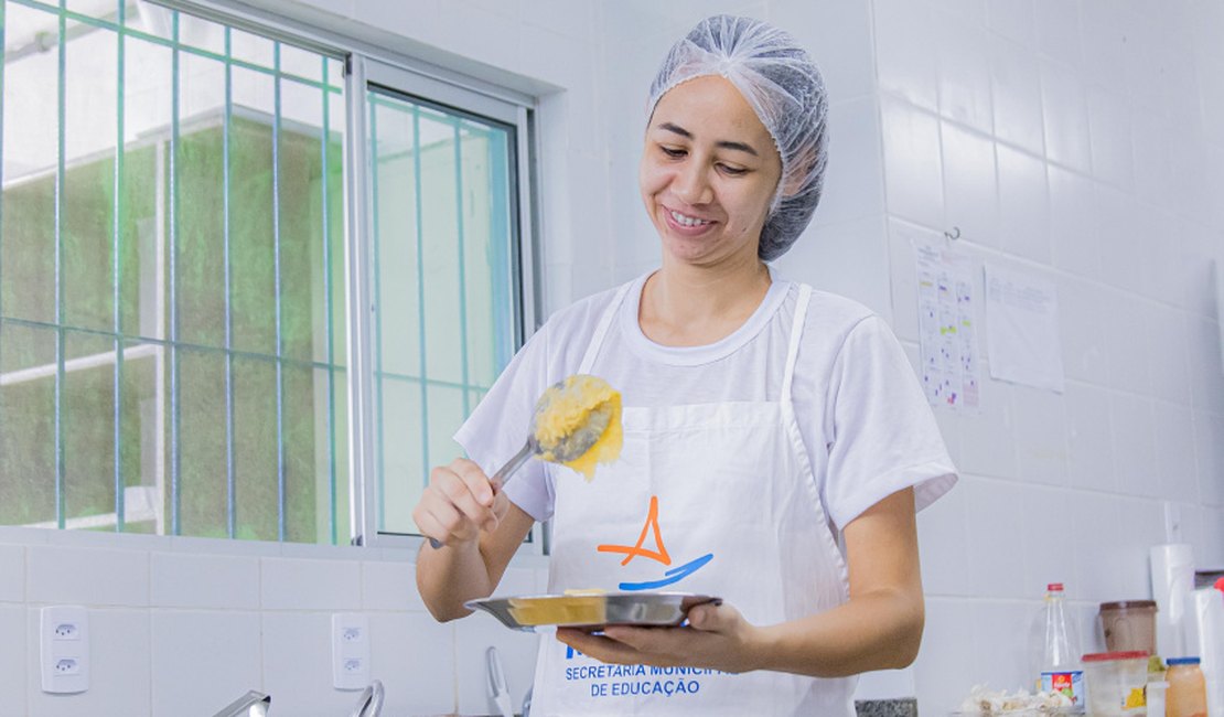 Merendeira de Maceió concilia trabalho em CMEI com curso superior de Nutrição