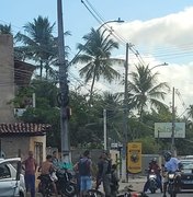 [Vídeo] Motociclista fica ferido após colidir contra carro no bairro Riacho Doce