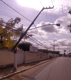 Motorista embriagado bate em poste e deixa bairros de Palmeira sem energia