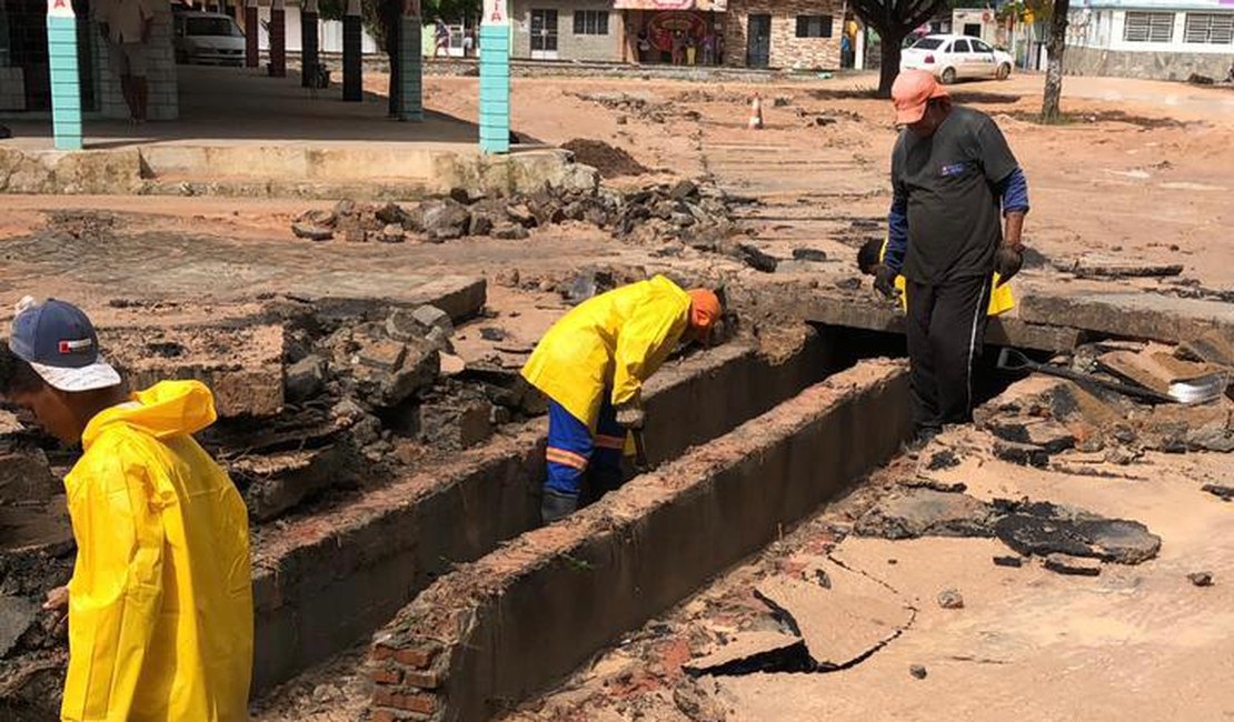 Equipes da prefeitura dão continuidade a desobstrução de galerias em Maceió