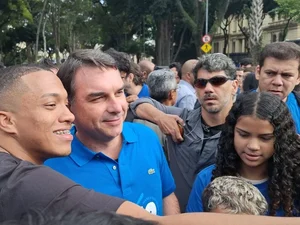 Marcha: Flávio diz que mundo e Brasil passam por 'guerra espiritual'