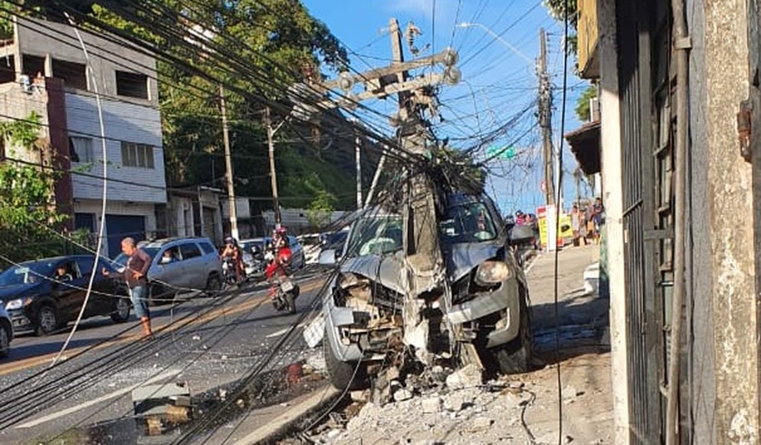 Caminhonete colide contra poste e transformador cai sobre o veículo na Av. Leste-Oeste, em Maceió