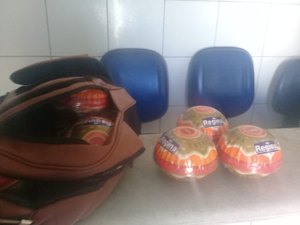 Mulher é flagrada furtando queijo do reino em supermercado