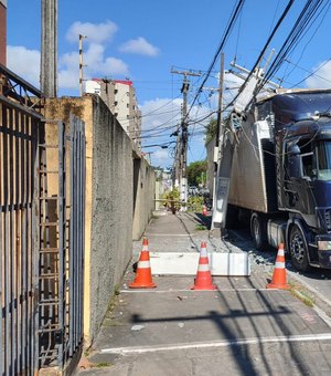 Colisão entre caminhão e poste deixa parte do bairro da Jatúca sem energia