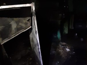 Incêndio destrói cozinha de residência durante a madrugada em Maceió