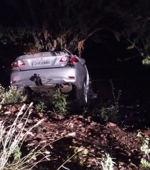 Colisão entre carro e árvore deixa mortos e dois feridos em Arapiraca