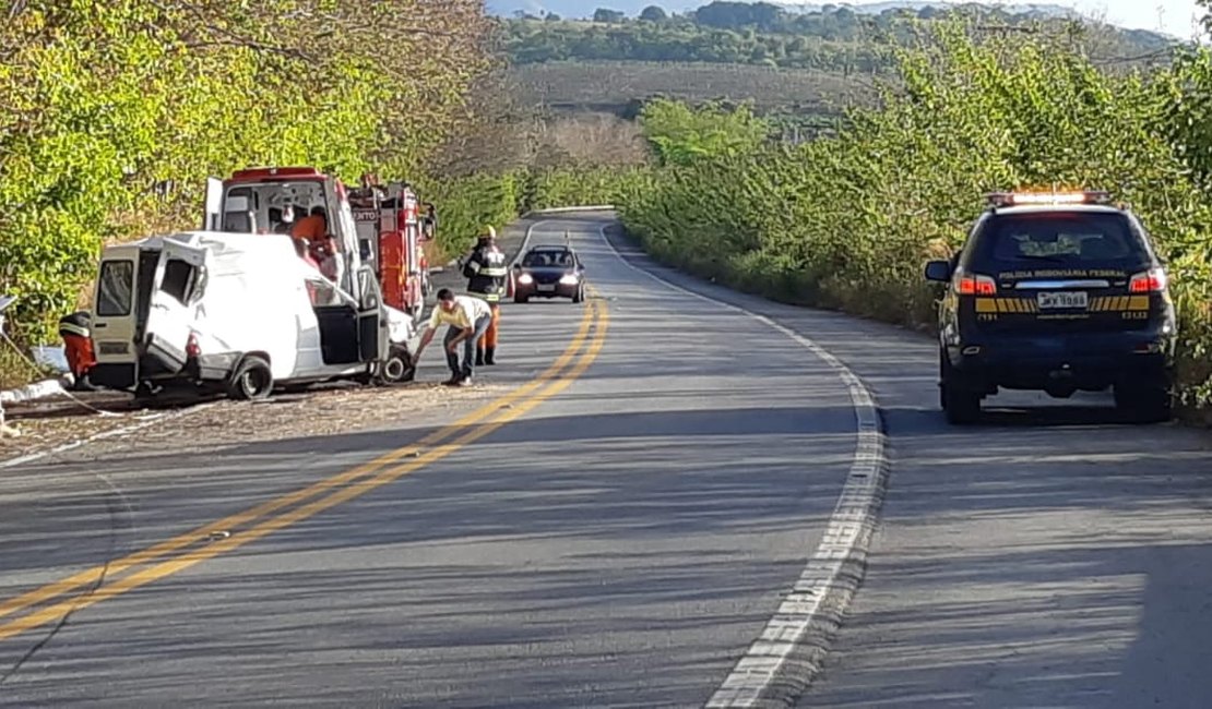 Feirantes são arremessados de picape e um morre na BR-104