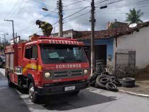 Incêndio atinge borracharia e teto do estabelecimento desaba