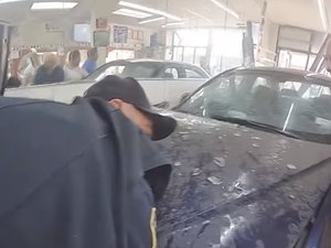 Policiais e pedestres erguem carro para salvar mãe e bebê atropelados