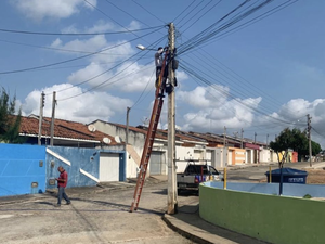 Vereador arca com reparos na iluminação pública em conjunto residencial e questiona descaso da prefeitura
