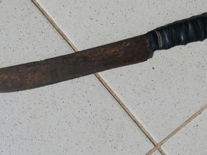Em Arapiraca, homem usa facão e atinge duas vítimas