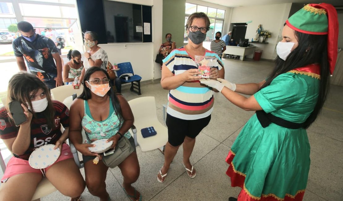 Familiares de pacientes internados no Hospital de Emergência participam de evento natalino