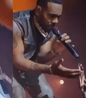 Astro pop, Mario sofre assédio sexual em show e dá bronca em fã