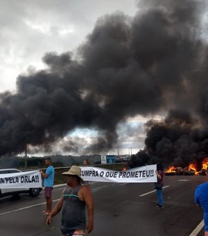 Comerciantes da Barra de São Miguel bloqueiam AL-101 em protesto