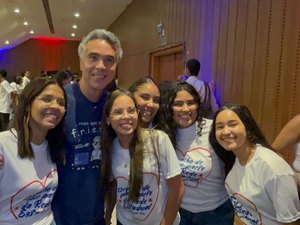 Programa idealizado por Rafael Brito ajuda a reduzir evasão escolar no país, aponta estudo