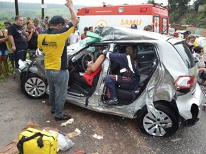 Família arapiraquense fica gravemente ferida em acidente na BR-101