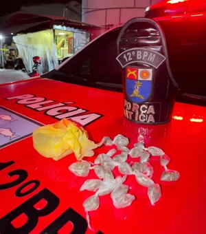 Homem é preso acusado de tráfico de drogas em praça pública de Maceió