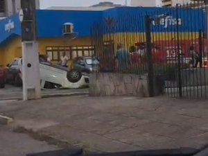 Carro capota em cruzamento próximo à antiga Avenida Jatiúca, em Maceió