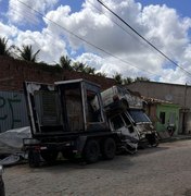 Moradores denunciam ocupação de rua por sucata e risco de acidentes em Arapiraca