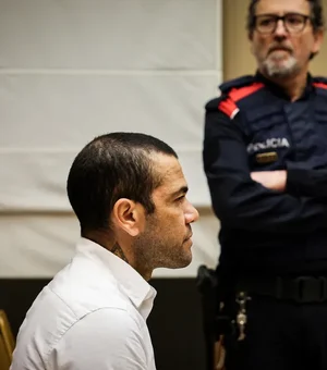 Preso há mais de um ano, Daniel Alves começa a ser julgado por estupro na Espanha