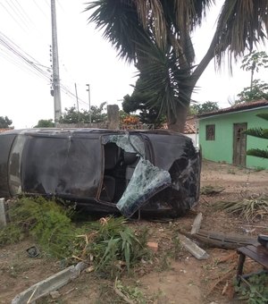 Motorista perde controle de direção e capota na AL 110