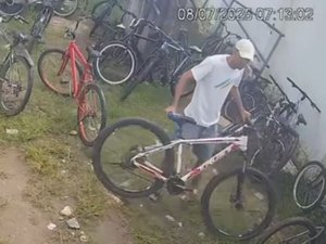Imagens de câmeras flagram furto de bicicleta em escola no Vergel do Lago, em Maceió