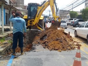 Casal realiza reparo de adutora no bairro do Feitosa, em Maceió