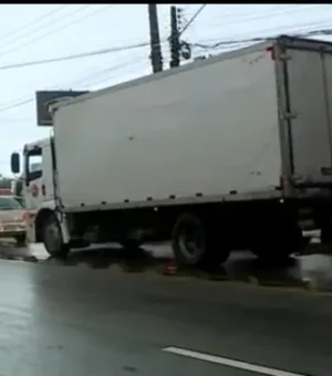 Casal morre em grave acidente entre moto e caminhão na Avenida Menino Marcelo, em Maceió