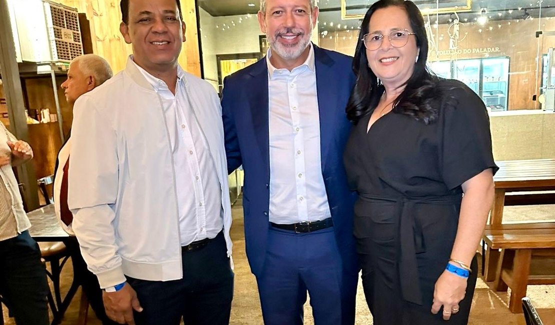 Prefeita de Lagoa da Canoa viaja a Brasília em busca de recursos e é recepcionada por Arthur Lira