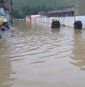 Moradores de Jacuípe sofrem com inundações