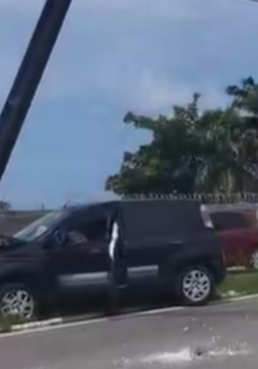 Carro derruba poste e deixa fio de alta tensão na pista na Avenida Menino Marcelo