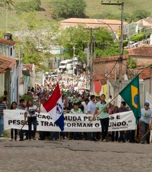 Limoeiro de Anadia comemora Dia Mundial da Educação com caminhada estudantil
