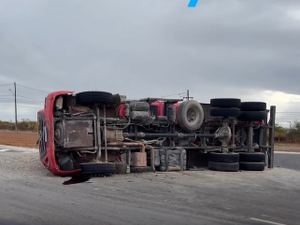 Carreta carregada de brita tomba em trecho da AL-115 e provoca lentidão no trânsito