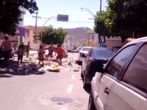 Em Santana do Ipanema, moradores levam lixo para frente da Prefeitura e avenidas