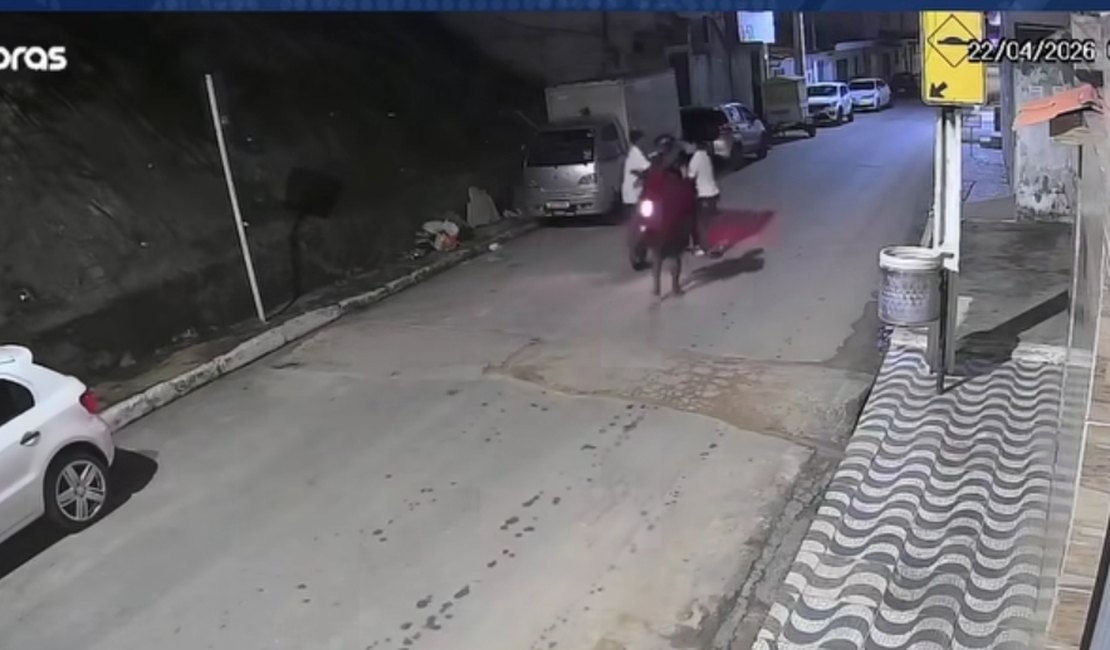[Vídeo] ﻿﻿Entregador por aplicativo é roubado e espancado por trio em grota de Maceió