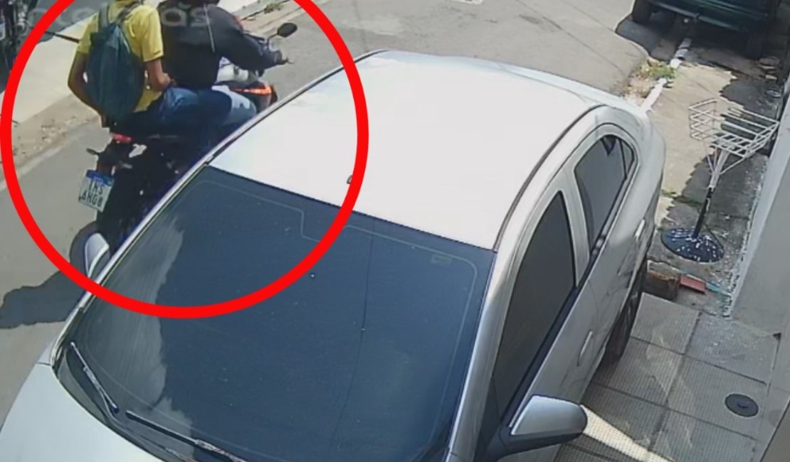 [Vídeo] Dupla em motocicleta rouba moto e celulares em Fernão Velho, em Maceió