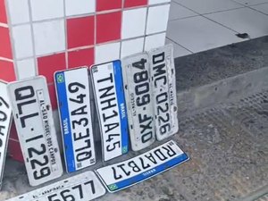 [Vídeo] Após chuvas, placas de veículos são achadas no bairro da Jatiúca