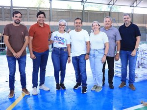 Prefeitura de São Sebastião distribui 30 toneladas de peixe para 12 mil famílias