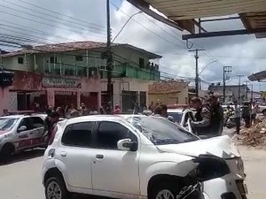 [Vídeo] Suspeito de tráfico de drogas causa acidente ao tentar fugir da polícia e é baleado 